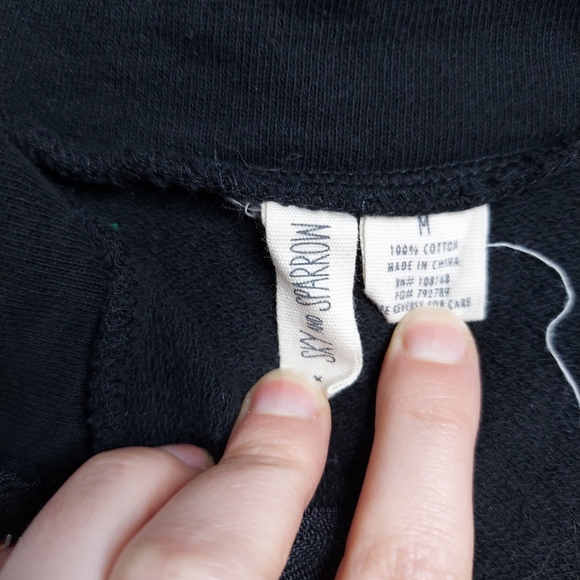 Sky and Sparrow Boutique Cropped Sweatshirt Medium Black Rainbow O-ring 1/4 Zip - Picture 2 of 2